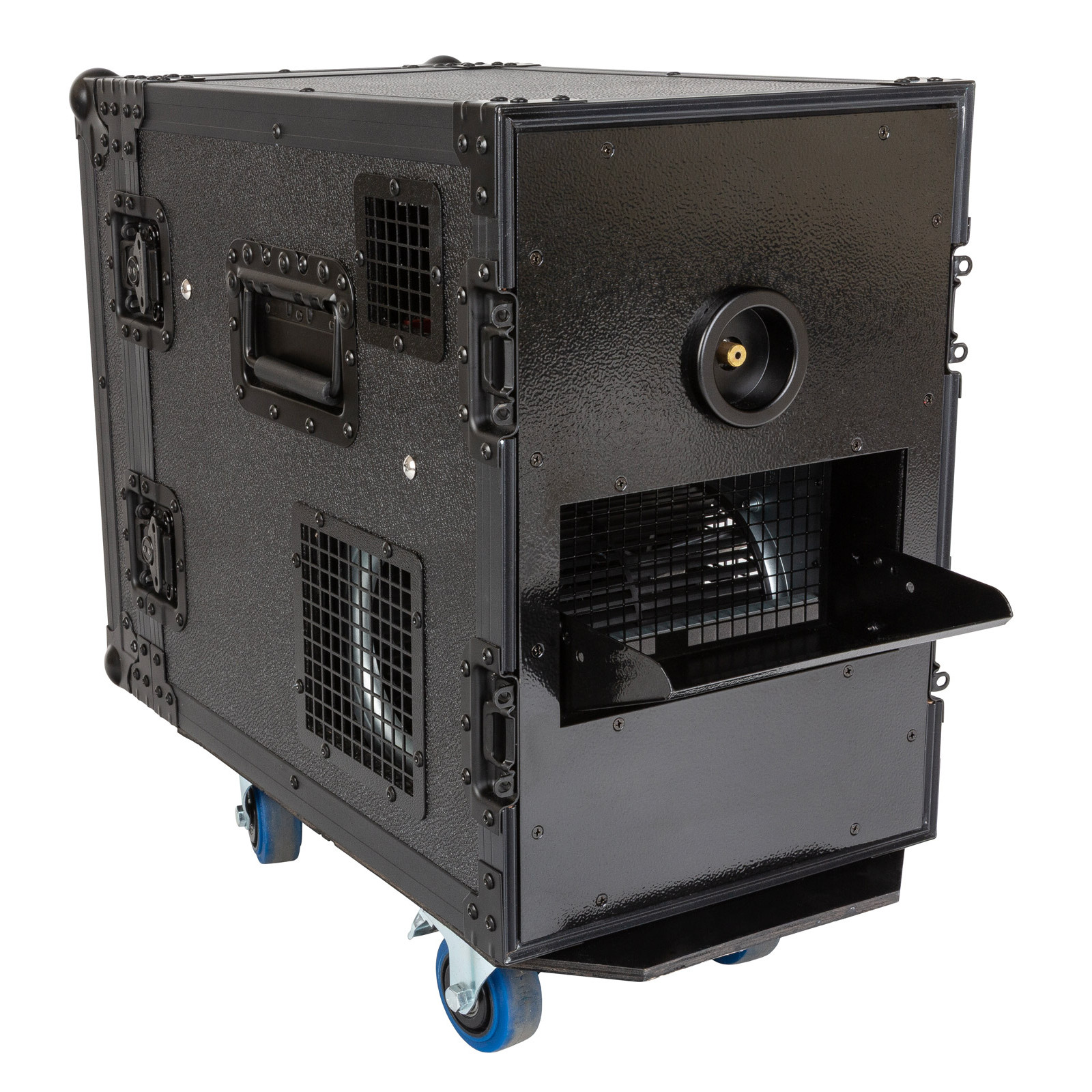 Zwarte flightcase met ventilatieroosters, connectoren en ronde stroomingang, op wielen, open aan de zijkant.